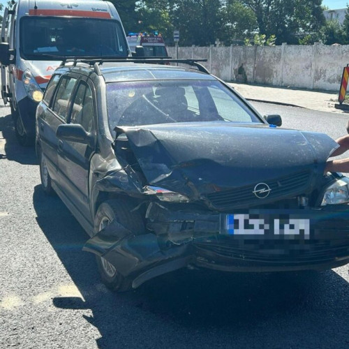 Femeie de 27 de ani transportată la spital după intervenția pompierilor