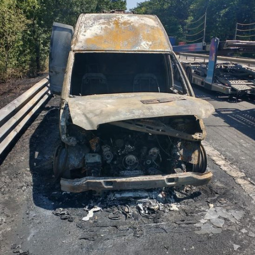 Incident pe autostrada A1 spre Pitești: o autoutilitară a luat foc