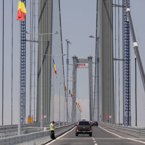 Asfaltul de pe podul de la Brăila va fi refăcut până la sfârșitul lunii august