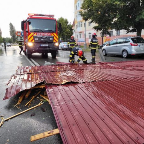 Incidente pe șosea din cauza unor bucăți mari de tablă și așterea