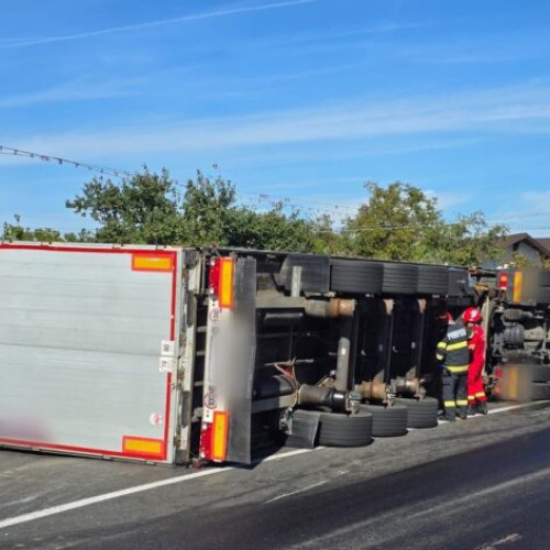 Accident rutier pe DN61: Un autotren s-a răsturnat în Clejani