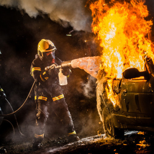 Șofer din Suceava, reținut pentru incendierea mașinii după o noapte de beție și cu permisul anulat