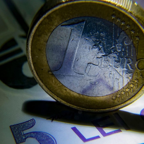 Cursul euro atinge un maxim record de 5,0378 lei