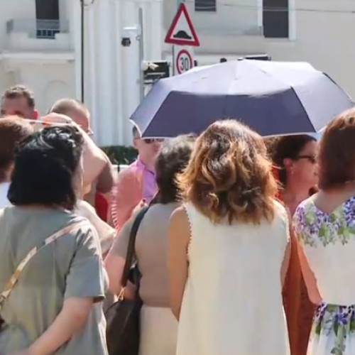 Video Angajații de la Guvern au protestat la Palatul Victoria. Sunt nemulțumiți de reducerea sporurilor