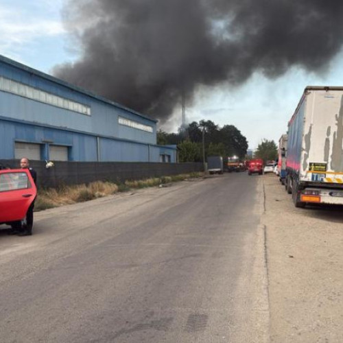 Incendiu la un depozit din sectorul 6 al Capitalei, unde sunt depozitate butelii cu oxigen. A fost emis mesaj RO-Alert