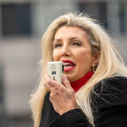 Doi fraţi britanici îşi acuză mama pentru moartea surorii lor, după ce i-a tratat cancerul cu spălături stomacale şi sucuri de legume