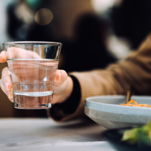 Video Apă gratis doar pe hârtie. Experiment Digi24: Cum încalcă restaurantele legea în vigoare de un an. „Noi nu dăm. Așa e politica firmei”