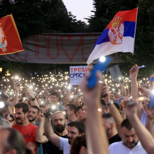 Video Confruntări violente la Belgrad, unde protestatarii au cerut alegeri anticipate. Președintele sârb invocă „o lovitură de stat”