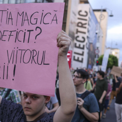 Galerie Foto „Nu din burse faceţi averi”. Câteva sute de elevi și studenți protestează în Piața Victoriei din Capitală