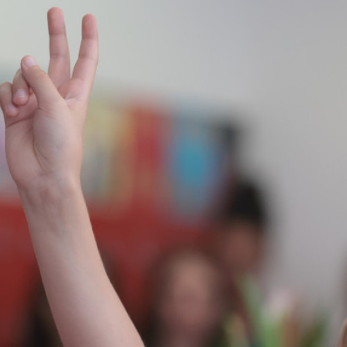 Peste 82% dintre românii cred că ar trebui crescute cheltuielile în educație. În ce alte domenii trebuie să investească statul (sondaj)