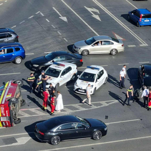 Accident grav în Capitală. Ambulanță răsturnată în intersecția bulevardelor Națiunile Unite și Libertății