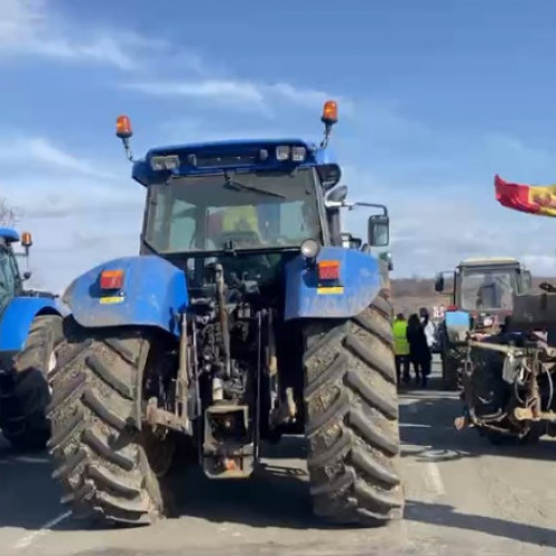 Protestele agricultorilor moldoveni blochează trecerea prin Vama Leuşeni - Albiţa