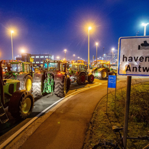 Fermieri Belgieni Blochează Drumurile din Jurul Portului Anvers