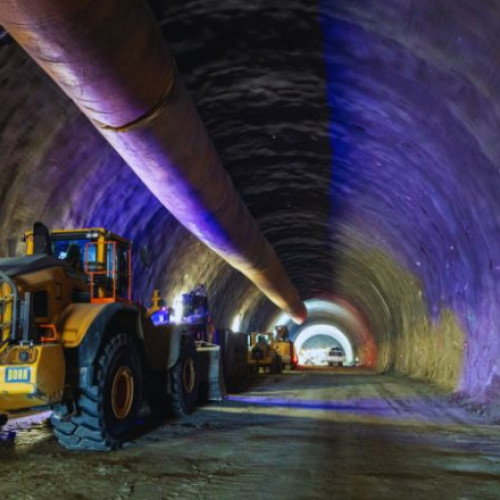 Preliminary: "Primul tunel de pe Autostrada României săpat peste jumătate"; 
"Excavații în curs pentru primul tunel de pe Autostrada Sibiu-Pitești