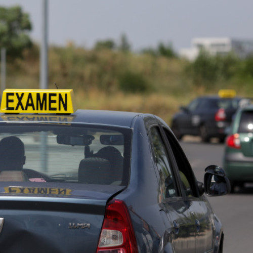 Soferii functionari publici, o amenintare pe drumurile din Romania. Sute de mii de euro colectati de examinatori ca mita pentru permisul auto