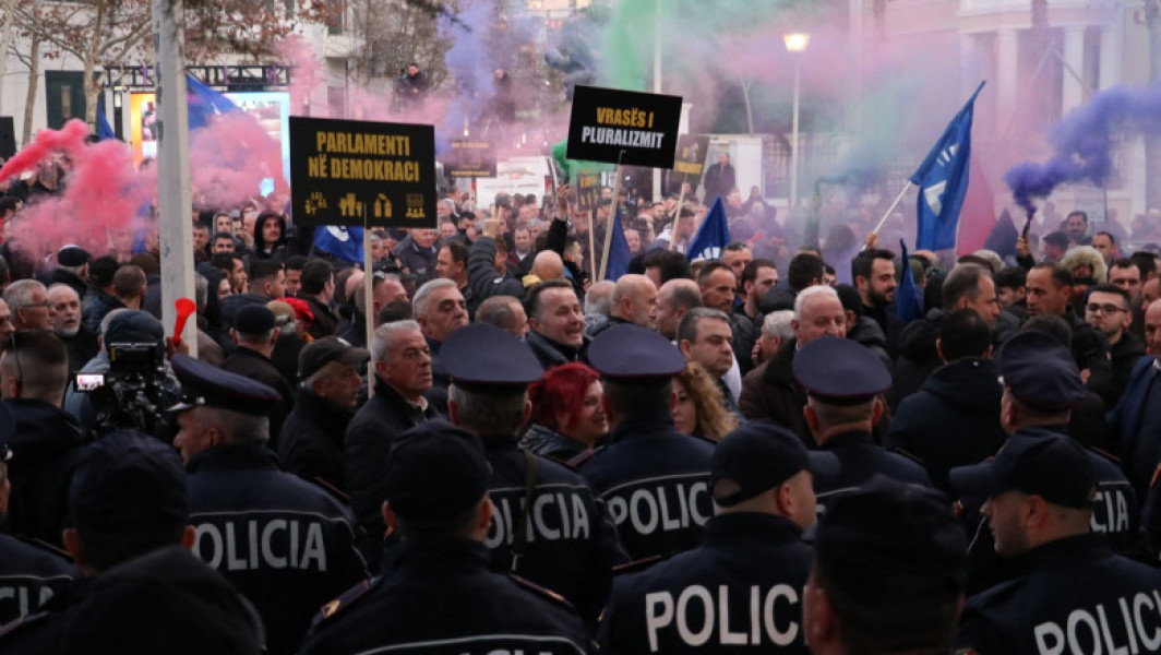 Proteste în Albania: Opoziția cere demisia premierului socialist Edi Rama cu prilejul aniversării a 33 de ani de la căderea comunismului