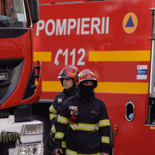 Incendiu puternic la un bloc din centrul Iașiului a oprit circulația tramvaielor