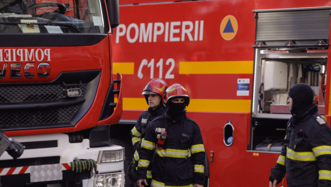 Incendiu puternic la un bloc din centrul Iașiului a oprit circulația tramvaielor