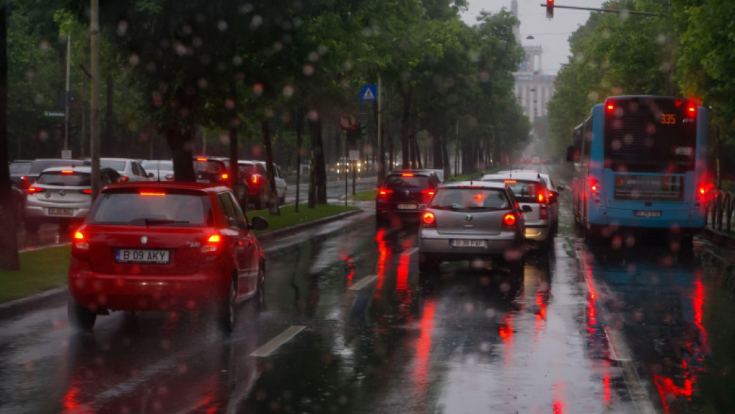 Autoritățile recomandă precauție și suspendarea cursurilor din cauza codului roșu de ploi
