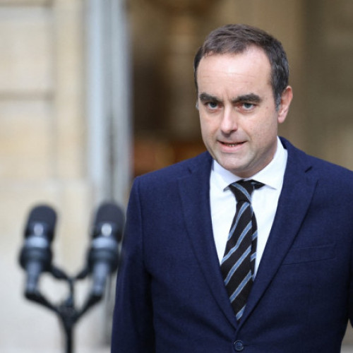 Prim-ministrul interimar al Franţei: nu este momentul să schimbăm preşedintele Macron