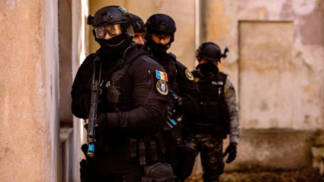 Percheziții în zece județe pentru destructurarea unei rețele de falsificatori de documente