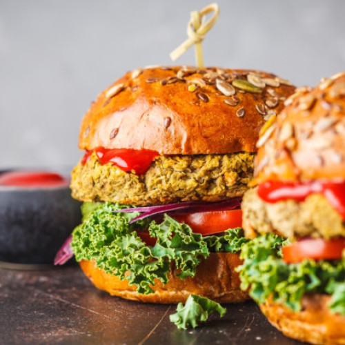 Parlamentul European vrea să restricționeze termenii „burger” și „cârnați” pentru produsele din carne