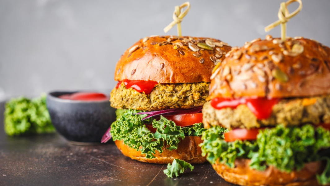 Parlamentul European vrea să restricționeze termenii „burger” și „cârnați” pentru produsele din carne