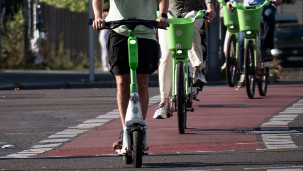 Permis obligatoriu pentru trotinete și biciclete electrice, propunere în Parlament