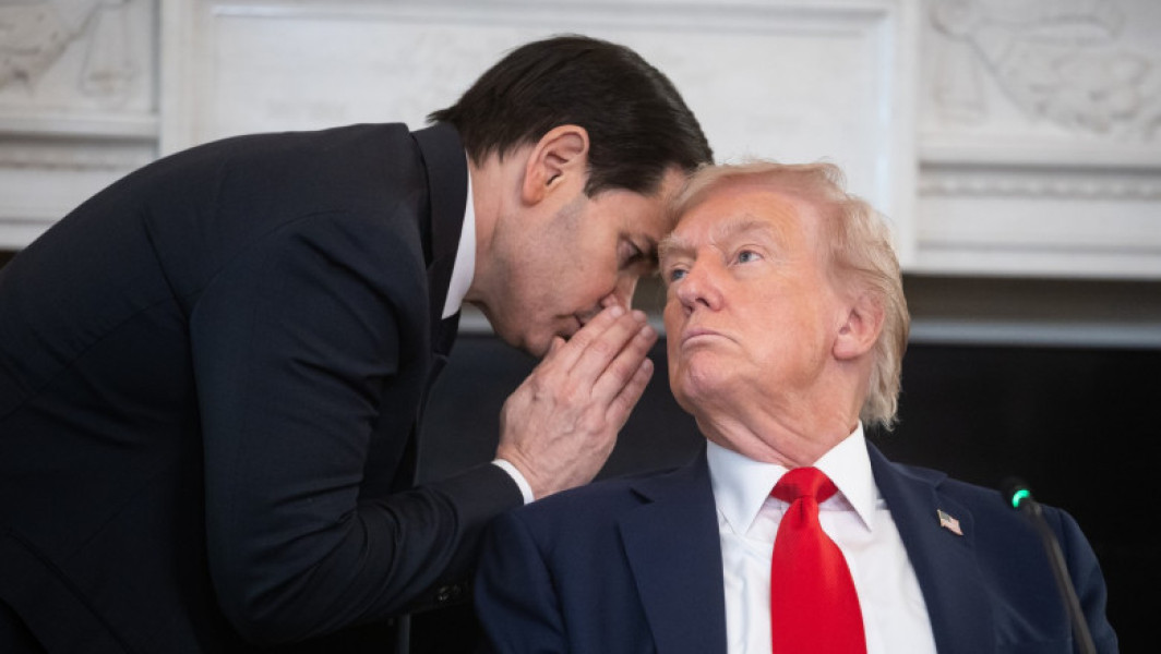 Bilețel primit de Trump sugerează un acord iminent de încetare a focului în Gaza