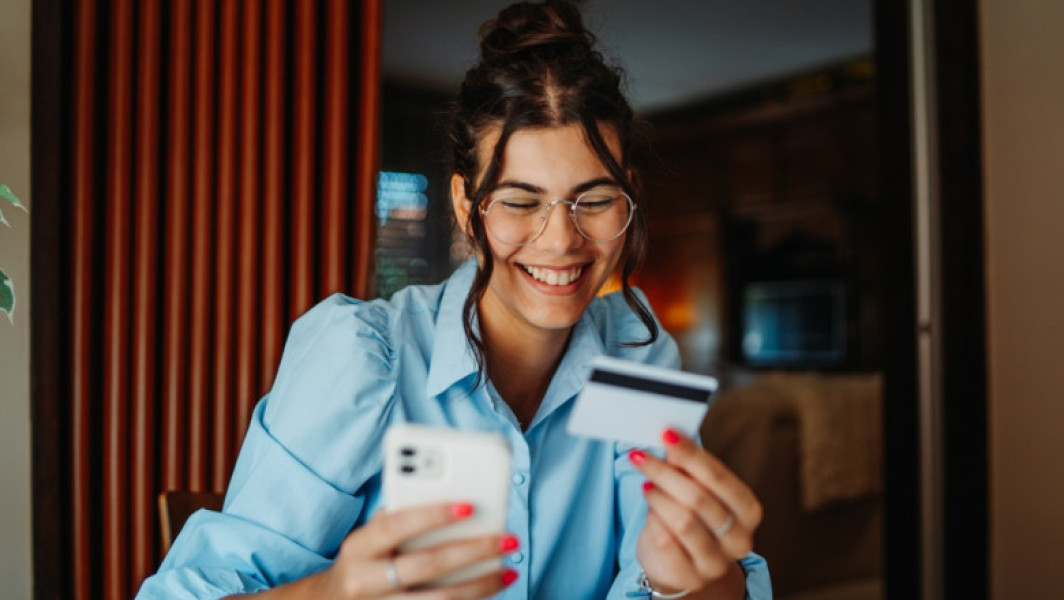 Românii migrează masiv către plățile digitale, renunțând treptat la numerar