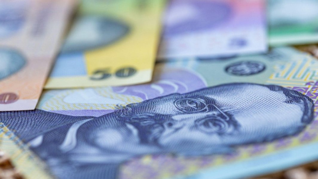 Fitch avertizează că România întâmpină dificultăți în reducerea deficitului bugetar