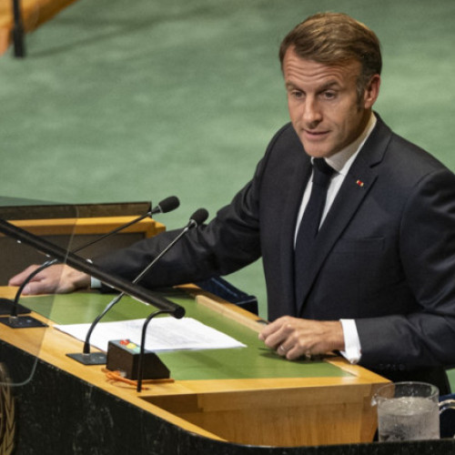 Macron respinge demisia în fața crizei politice profunde din Franța