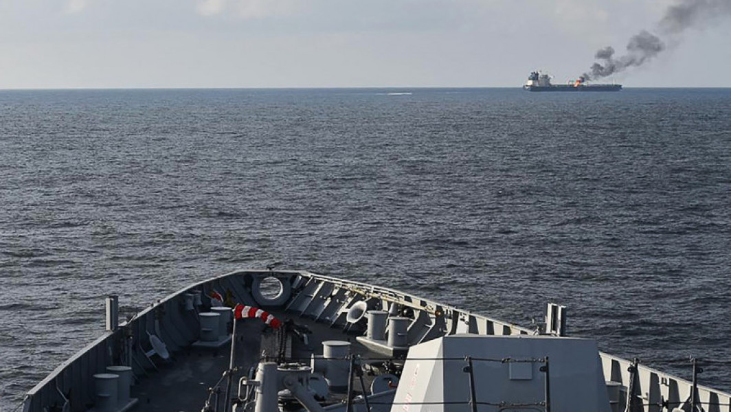 Două drumuri devenite brutal în atacurile cu rachete rebele houthis la cargoboat în Yemen