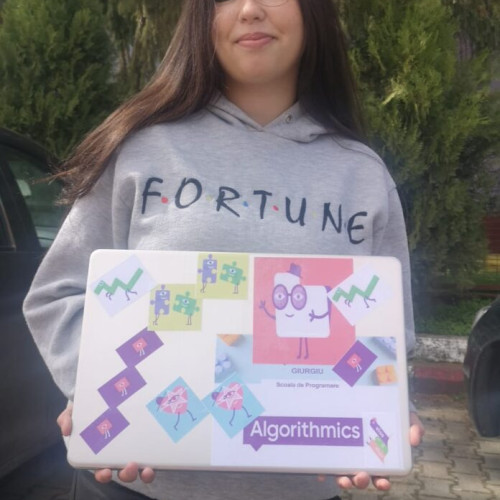 Algorithmics Giurgiu aduce zâmbetul pe chipul copiilor din satul Chiriacu prin distribuirea de laptop-uri și își îndeplinește promisiunea de a sprijini educația în mediul rural