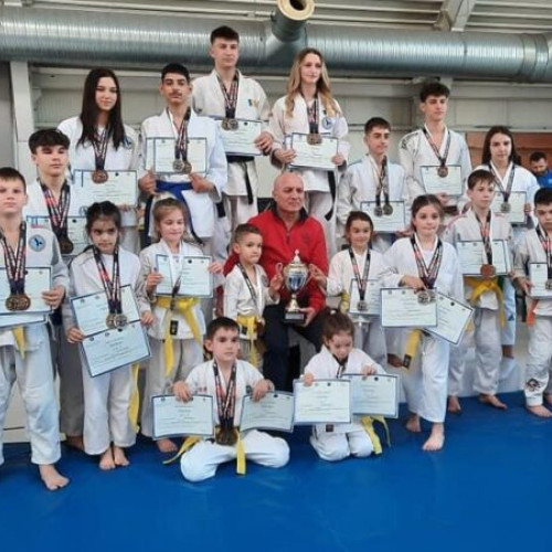 21 tineri giurgiuveni obțin 37 medalii la Cupa JITSU ELIADE, competiție la București pregătiți de prof. Ion Chelu din AQUILA