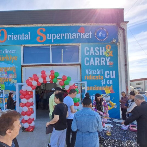 Supermarketul oriental, deschis sâmbătă în Giurgiu,uteîncăieră de ora oficială și este luat cu asalt de localnici.