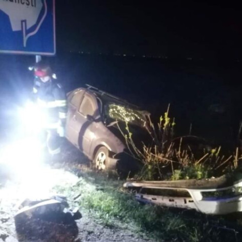 Accident cu 4 răniți la Mihăilești, în timpul nopții! Pompierii și polițiștii au intervenit pentru a preveni un incendiu, iar victimele au fost transportate la spitale din Capitală. O anchetă este deschisă pentru a afla cauzele accidentului. Sursa: ISU Giurgiu