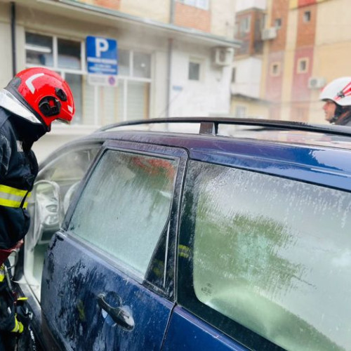 Alertă de incendiu în Giurgiu! Un autoturism în flăcări a fost stins de pompieri pe B-dul CFR.