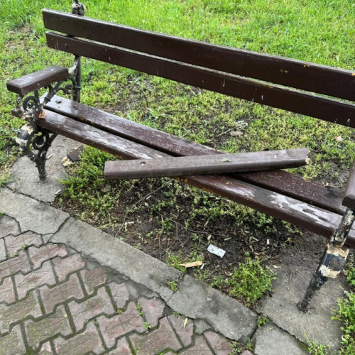 Vandalii au distrus băncile din Parcul Casei Armatei din Giurgiu! Camerele de supraveghere vor identifica făptașii! (Jurnal)