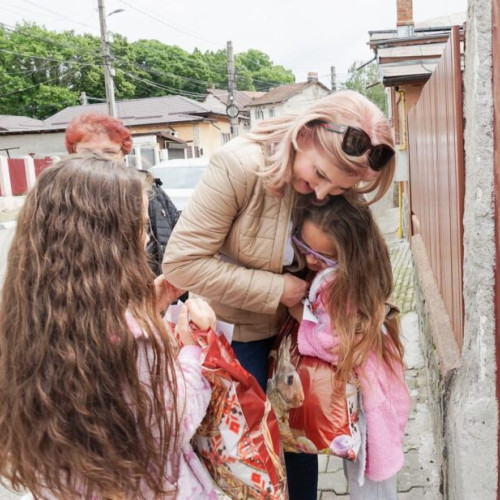 Deputatul Cristina Elena DINU donează copiilor din Municipiu înaintea sărbătorii Paștelui!