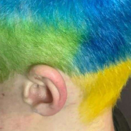 Amenzi pentru tânărul cu părul colorat în culorile drapelului ucrainean