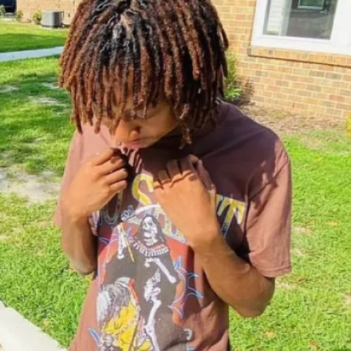 Un adolescent a fost găsit fără viață după ce s-a împușcat în cap în timp ce filma un videoclip pentru rețelele sociale