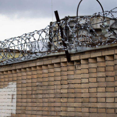 Scăderea numărului deținuților din închisorile rusești, provocată de recrutarea pentru război, continuă să scadă în ultimul an informează presa independentă în Rusia.