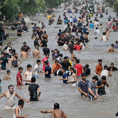 Caniculă devastatoare în Pakistan: Sute de pacienţi transportați de urgență la spitale din cauza temperaturilor record de peste 50 de grade