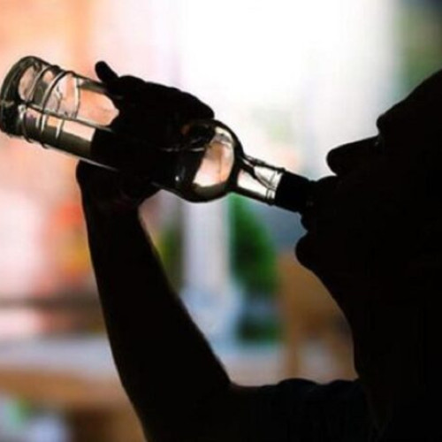 Bărbat în vârstă de 69 de ani depistat în timp ce consuma alcool în public